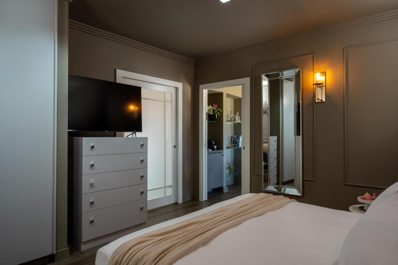 Deluxe Suite,1262030815:JPEG