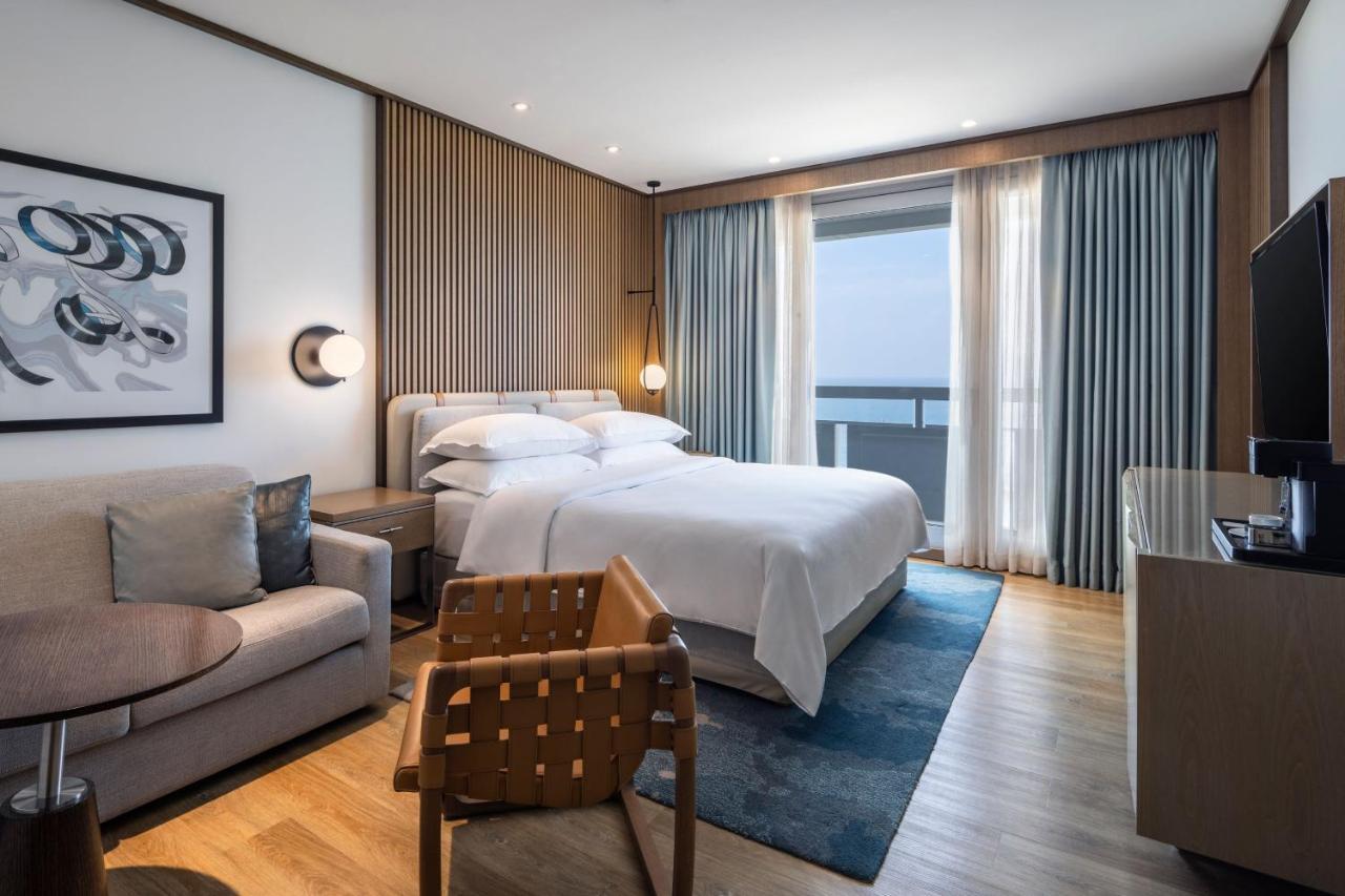 Deluxe Queen Room with Balcony - Seafront,1634403112:JPEG