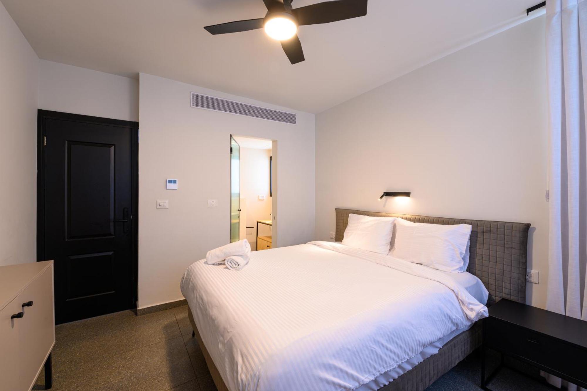 Suíte com Cama Queen-size e Vista da Piscina