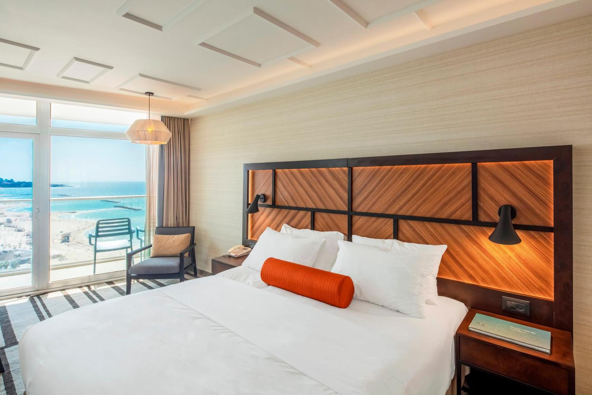 Club lounge access Executive Guest room 1 King Sea view