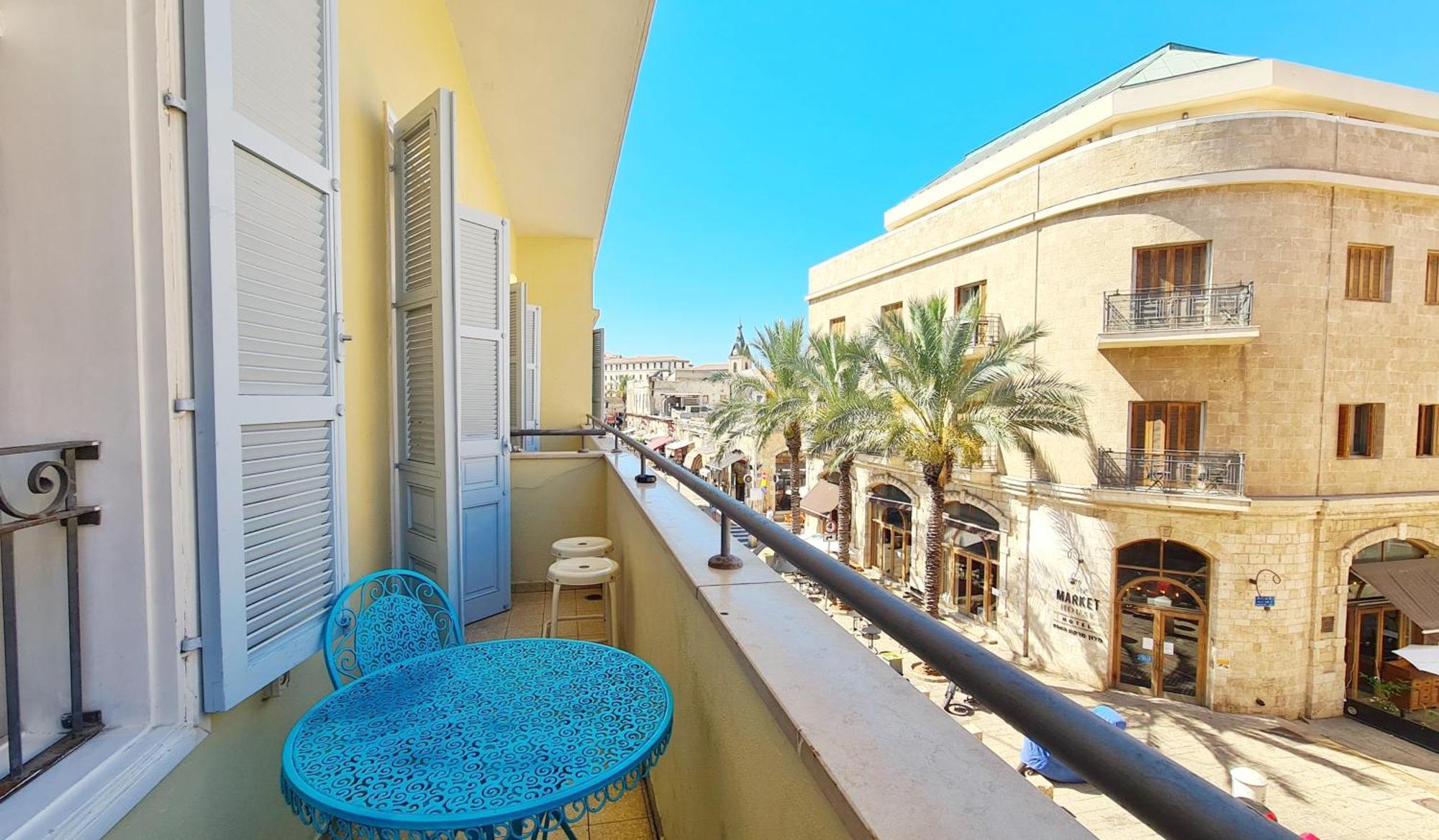 One-Bedroom Apartment Balcony City View