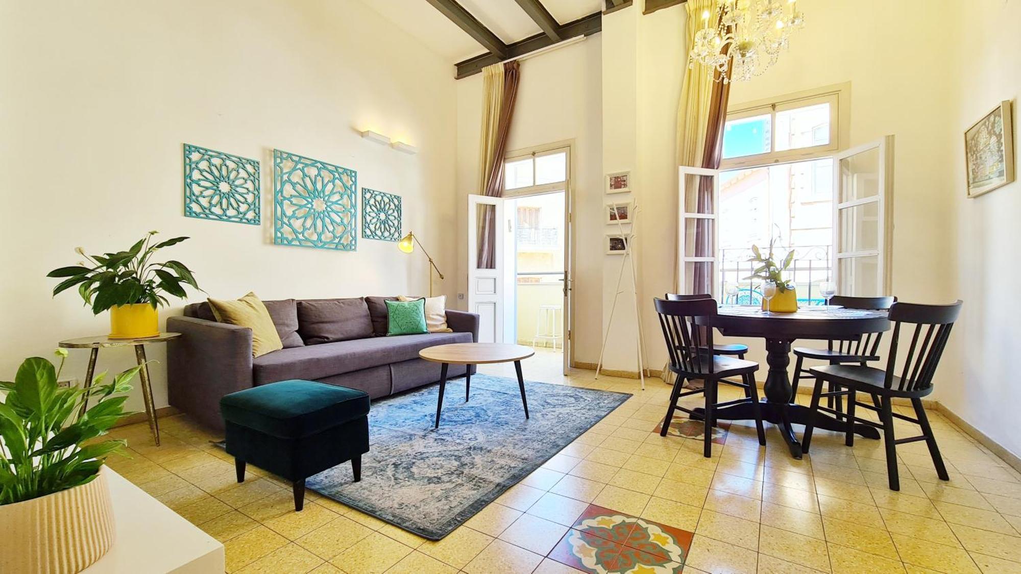 One-Bedroom Apartment Balcony City View