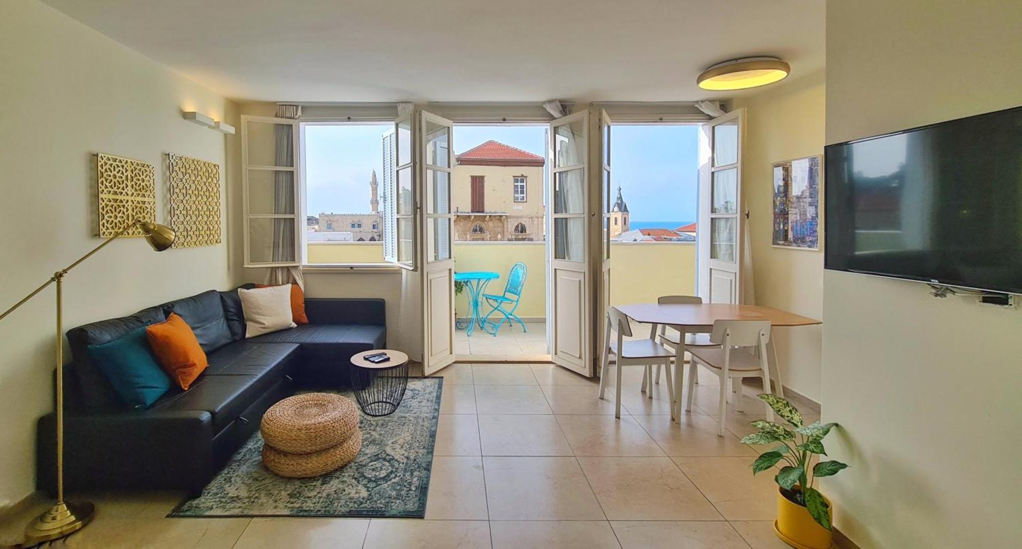 One-Bedroom Apartment Balcony City View