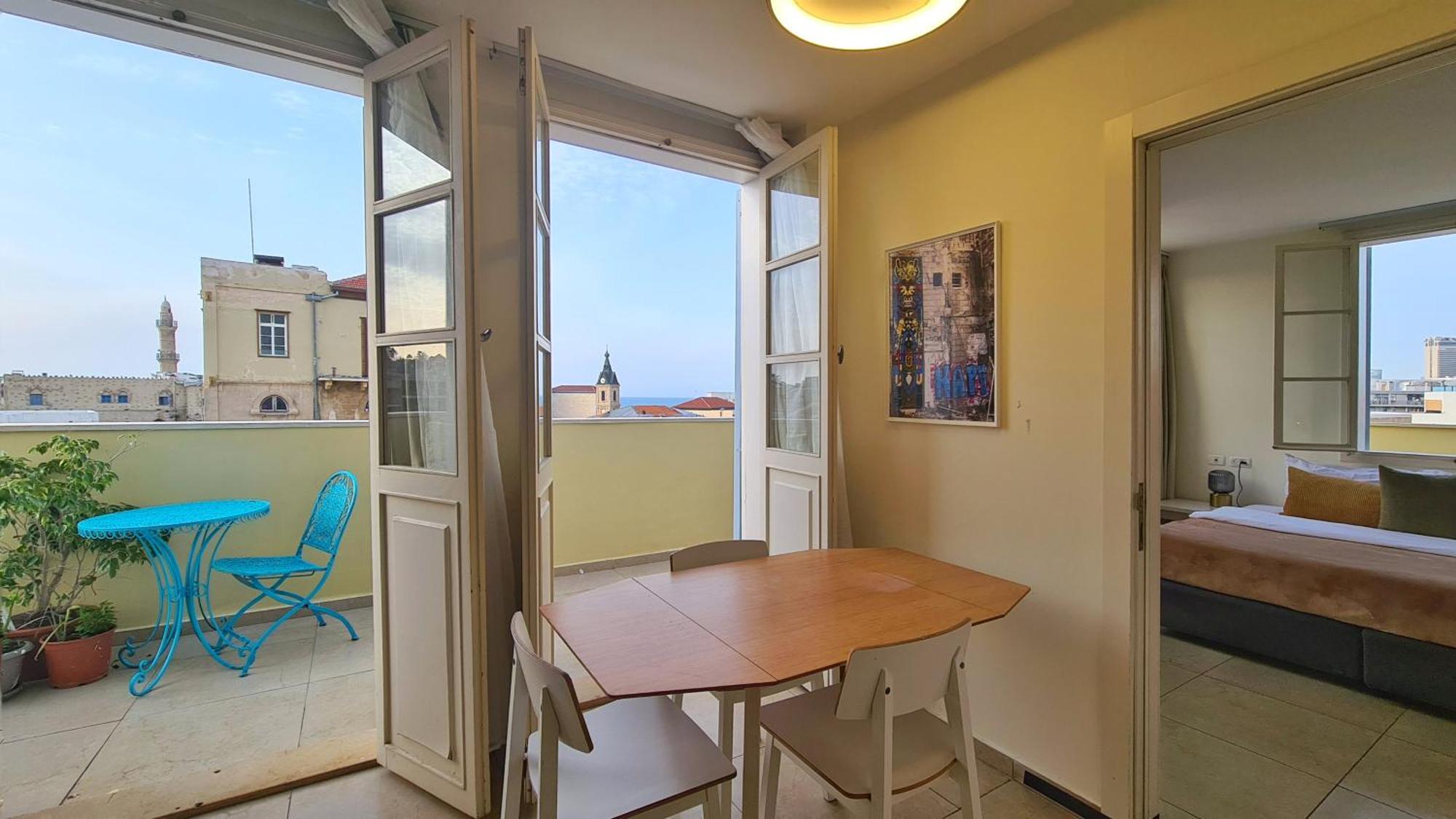 One-Bedroom Apartment Balcony City View