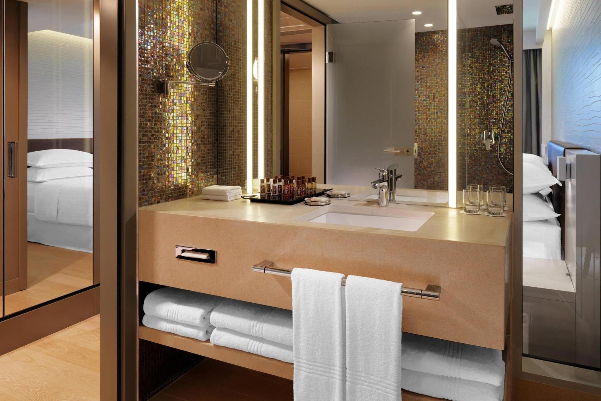 Premium Queen Room Sea View Mid Floor