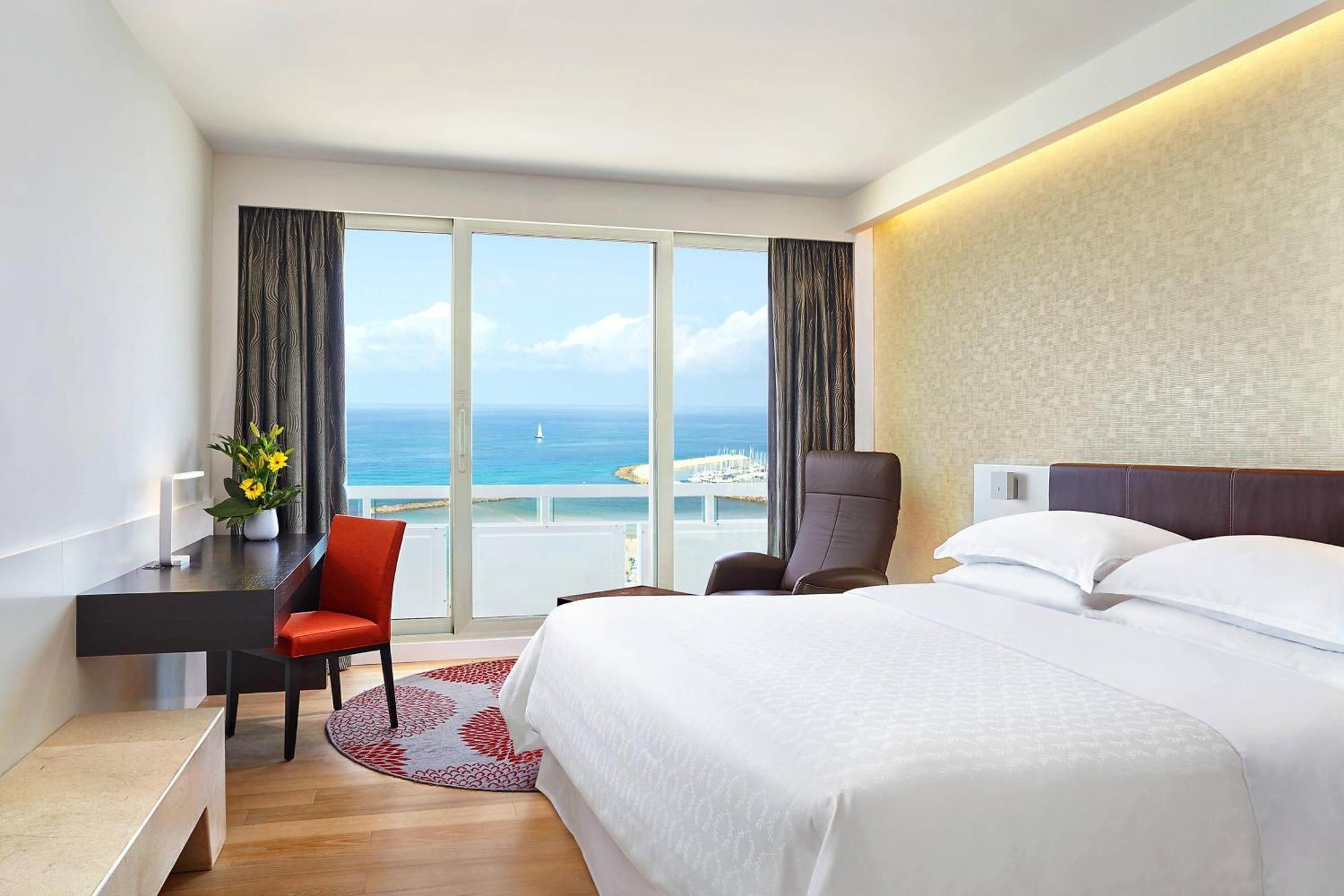 Premium Queen Room Sea View Mid Floor