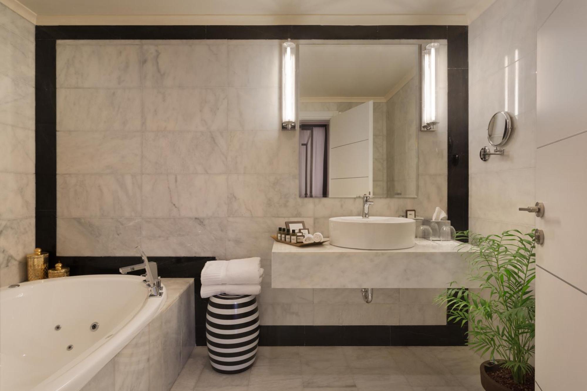 Penthouse studio with outdoor Hot Tub,1038001633:JPEG