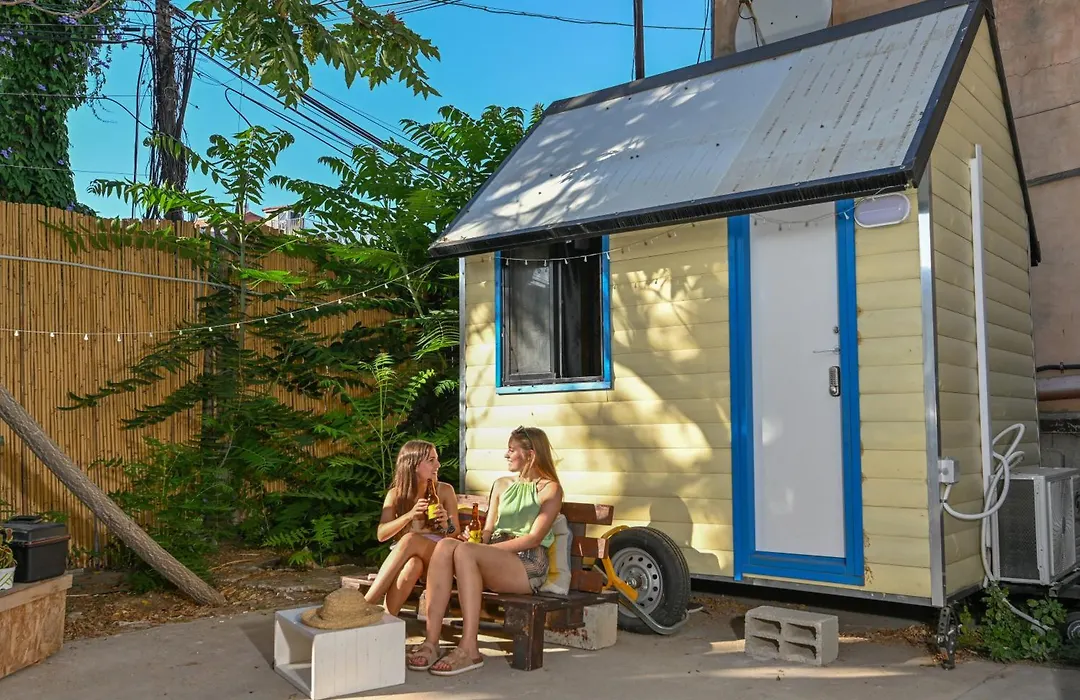 Roger'S Hostel & Caravans Age 18-45-1