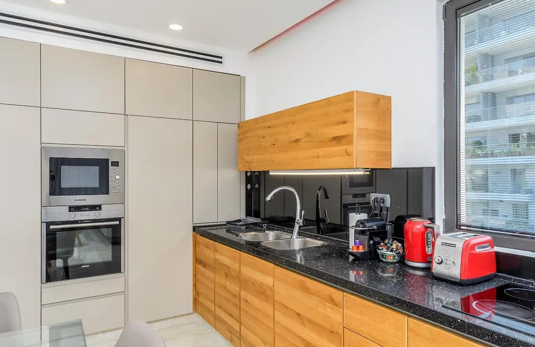 Luxury 2Bdrm Balcony & Parking Close To The Beach-1