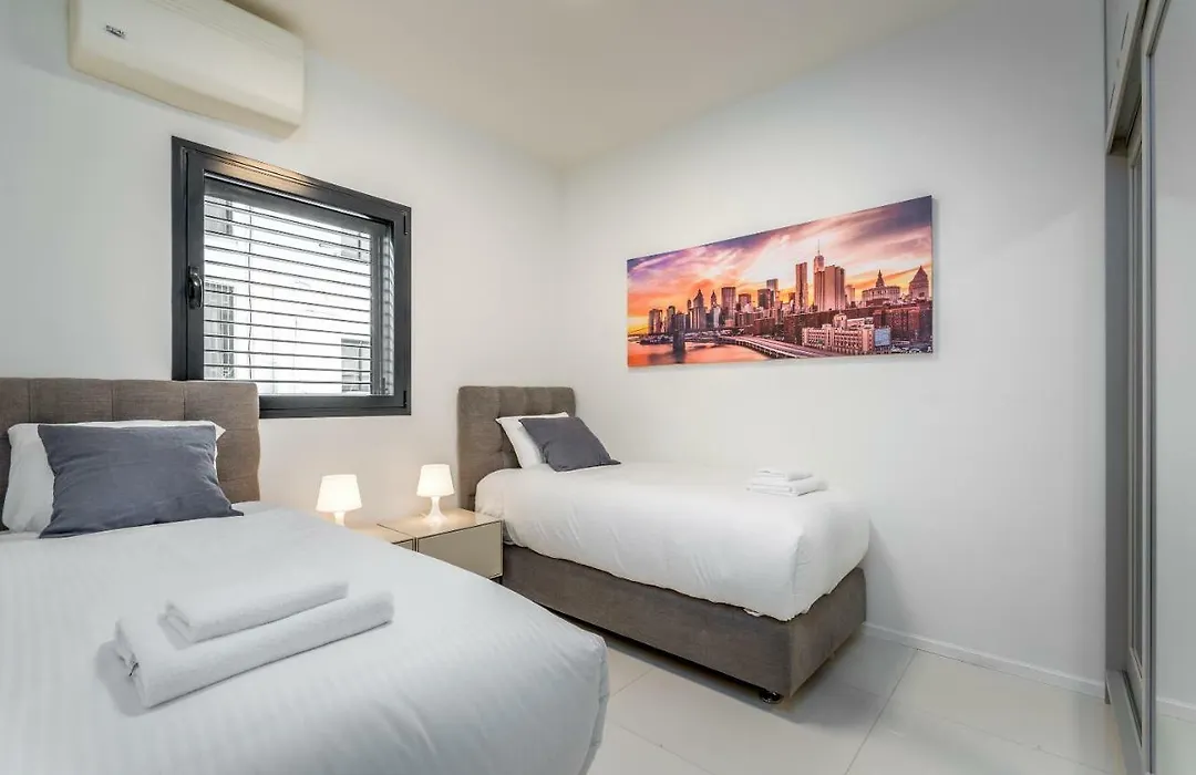 Spacious & Design 2Bdr W/ Balcony And Parking-1