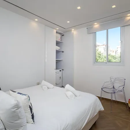 Stylish 3 Bdr Apartment In Front Of The Beach-2