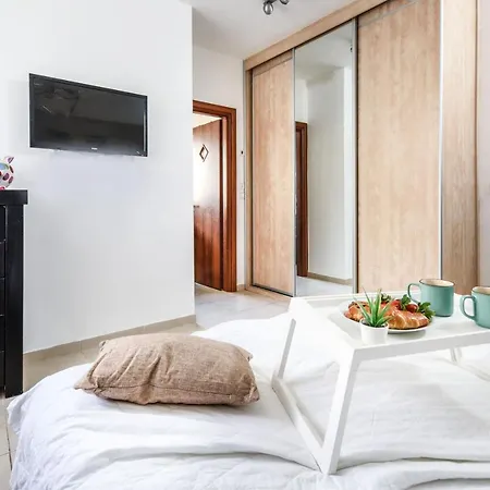 Stunning 2Br Apt W Balcony In City Center By Sea N' Rent-3