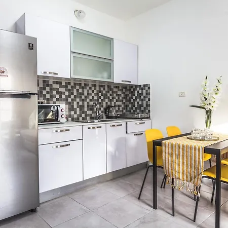 Tlv Port 2 Bedroom Apartment With A Balcony-3