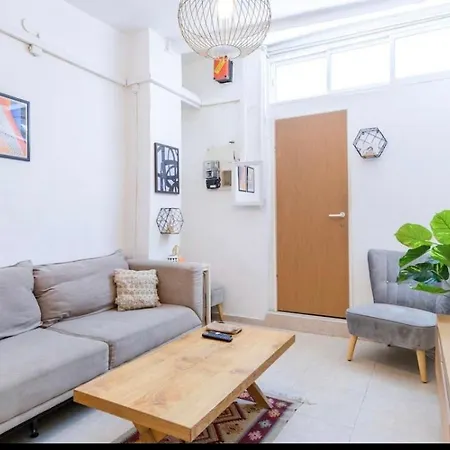 Carmel Market Spacious Apartment-3