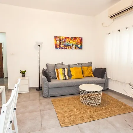 Lovley Apartment Close To The Beach And Carmel Market-3