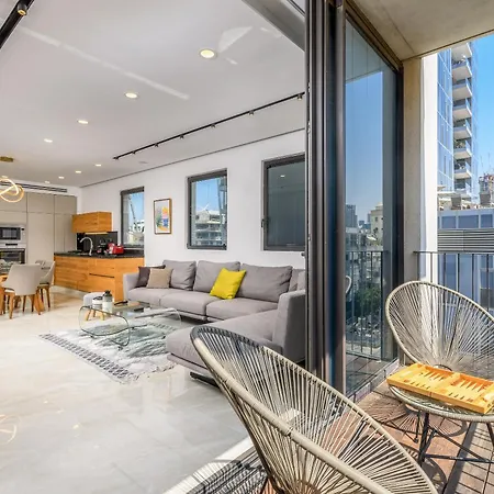 Luxury 2Bdrm Balcony & Parking Close To The Beach-2