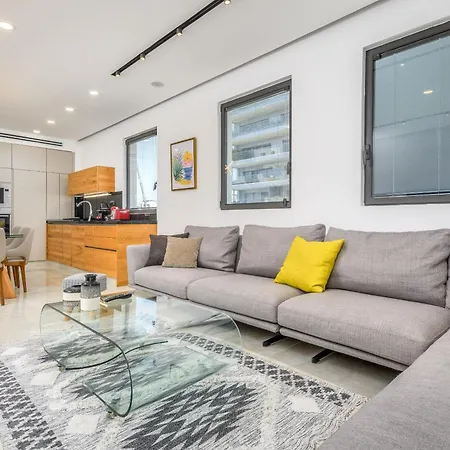 Luxury 2Bdrm Balcony & Parking Close To The Beach-3