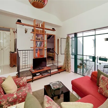 Lovely 2Br Apt W Balcony In Neve Tzedek Area By Sea N' Rent-2