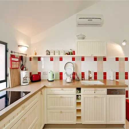Lovely 2Br Apt W Balcony In Neve Tzedek Area By Sea N' Rent-3