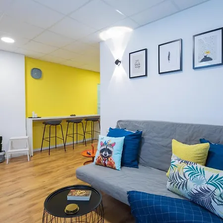 Colorful Apartment Near The Beach-2