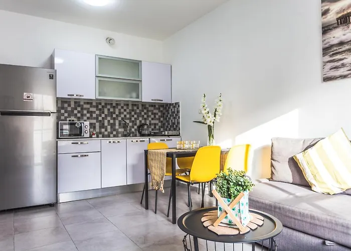 Tlv Port 2 Bedroom Apartment With A Balcony Tel-Aviv